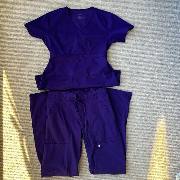 Cherokee Luxe Scrub set - Picture 2 of 4